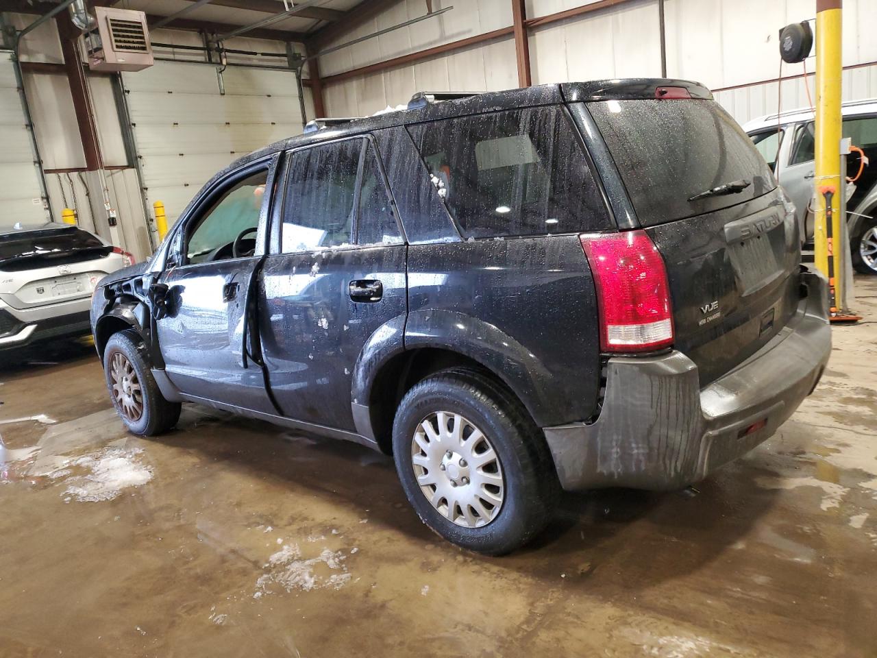 2004 Saturn VUE - Image 2