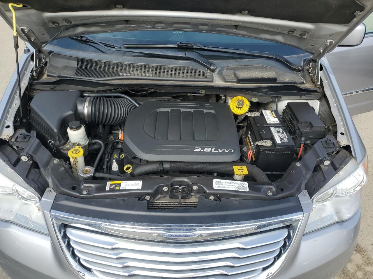 2016 Chrysler Town & Country - Image 12