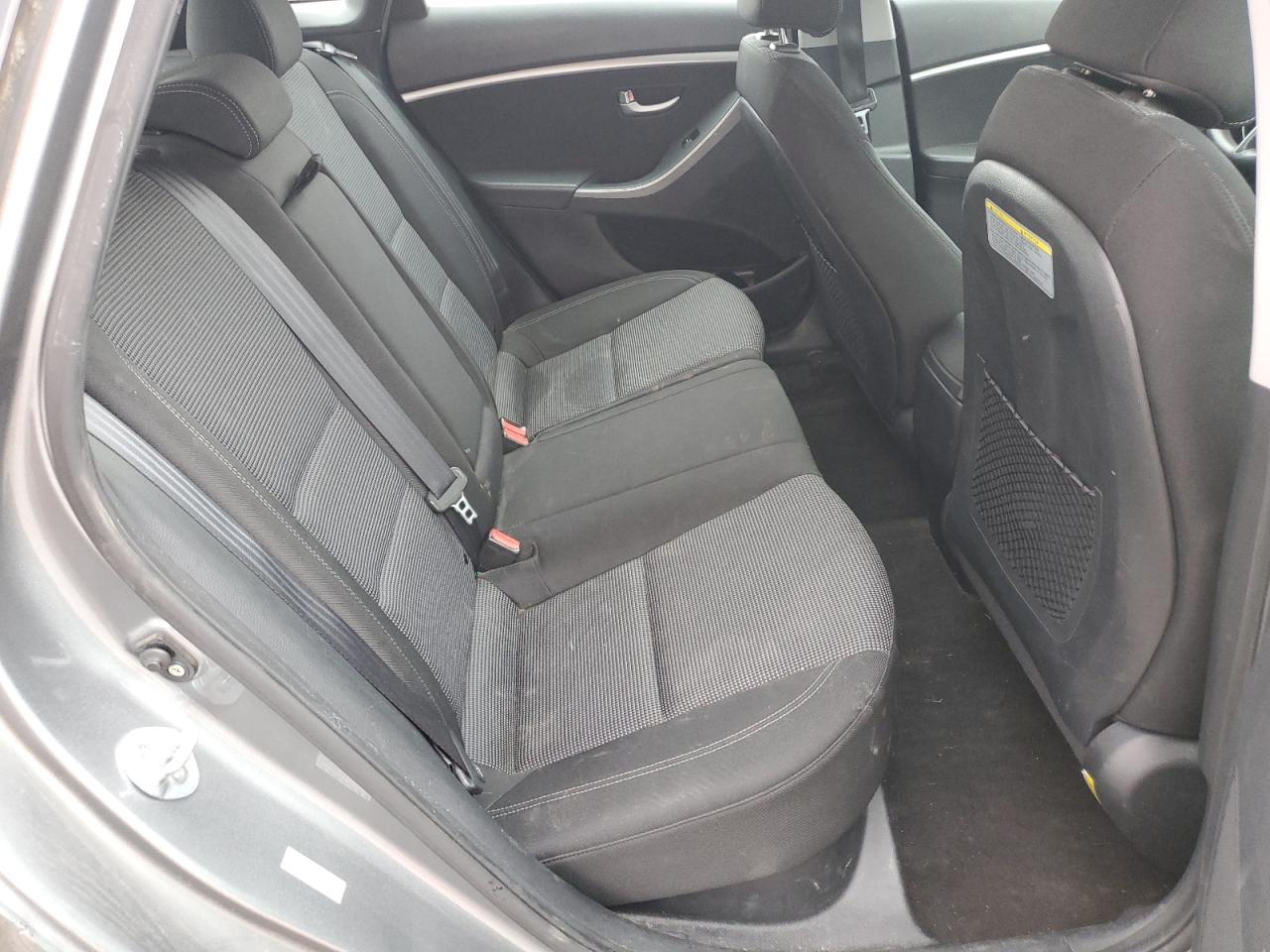 2017 Hyundai Elantra - Image 10