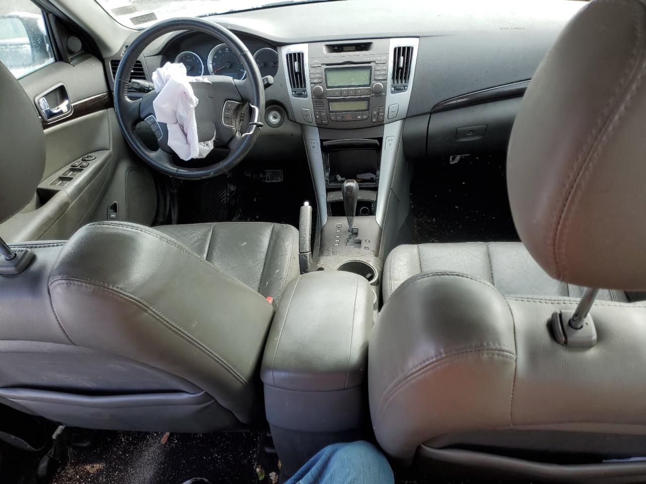 2010 Hyundai Sonata - Image 8