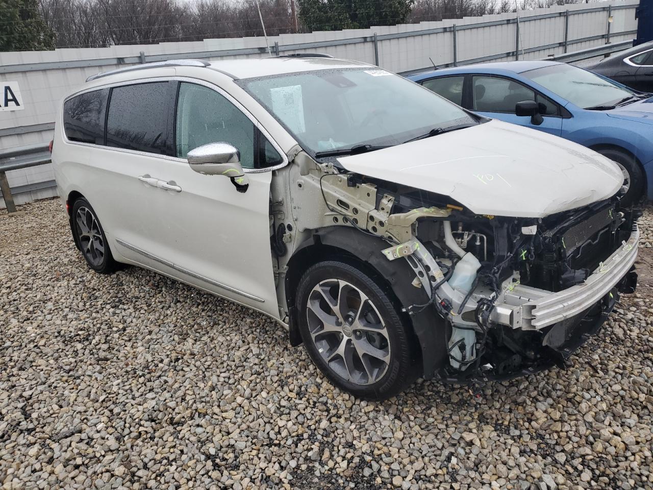 2017 Chrysler Pacifica - Image 4