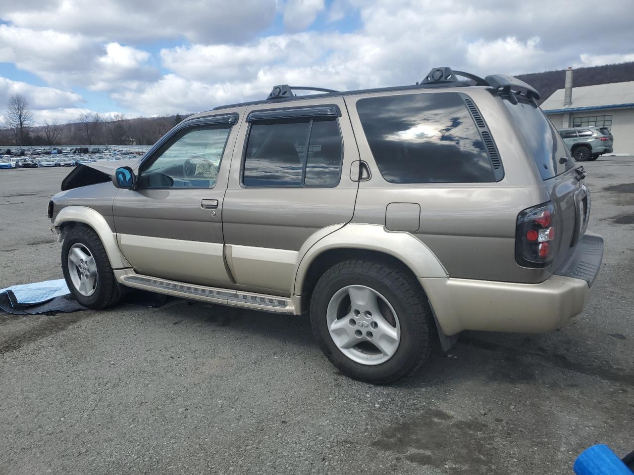 2001 Infiniti QX4 - Image 2