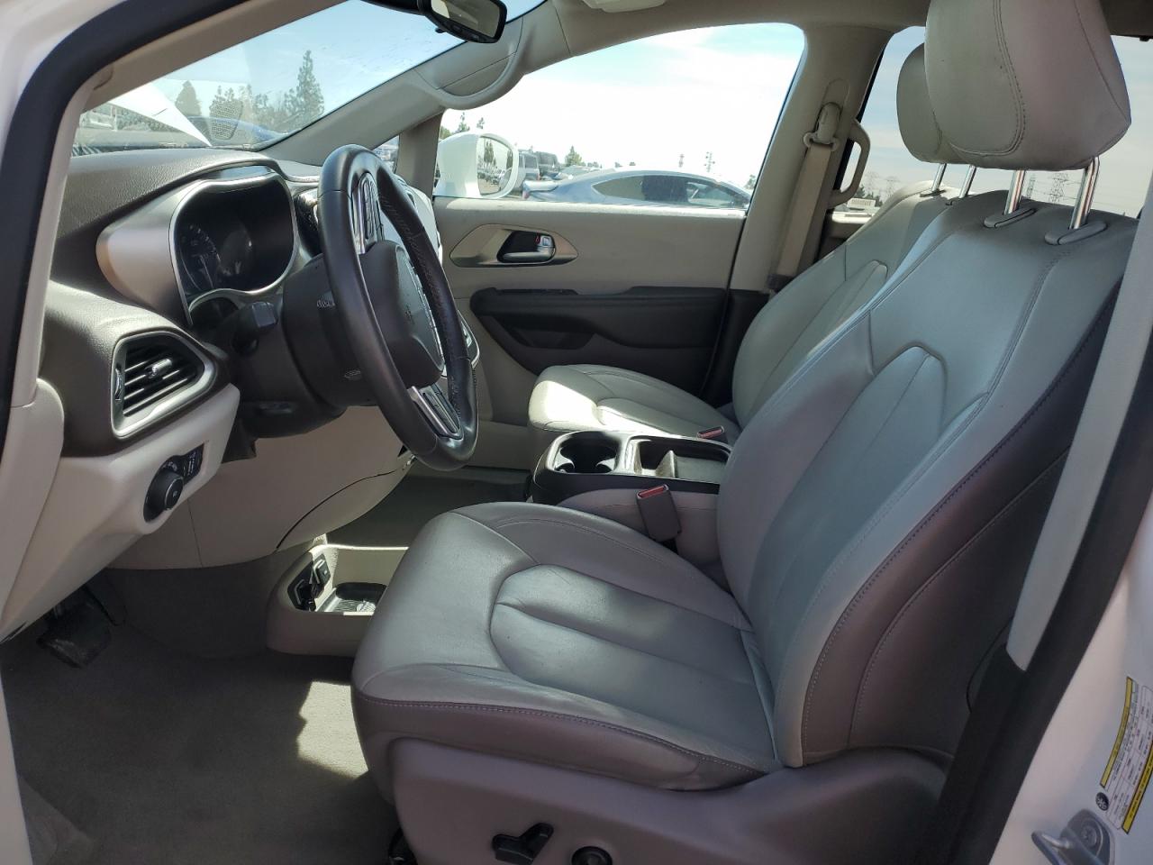 2017 Chrysler Pacifica - Image 7