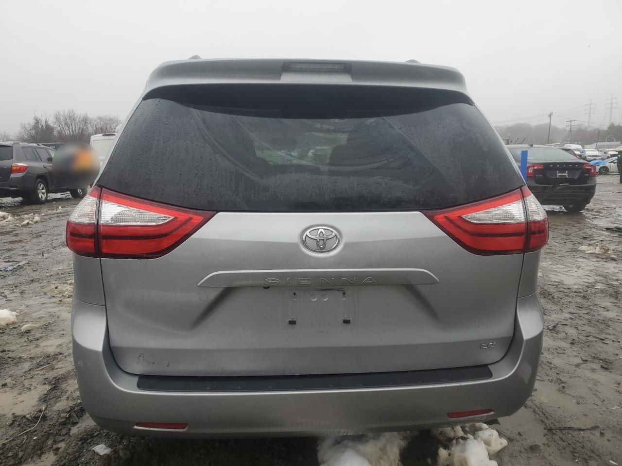 2017 Toyota Sienna - Image 6