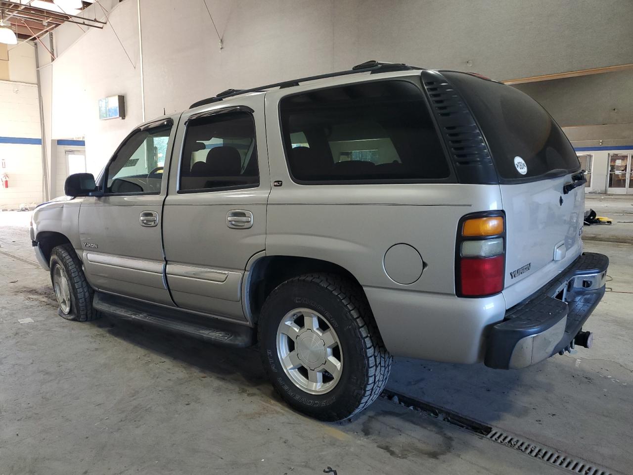 2004 GMC Yukon - Image 2