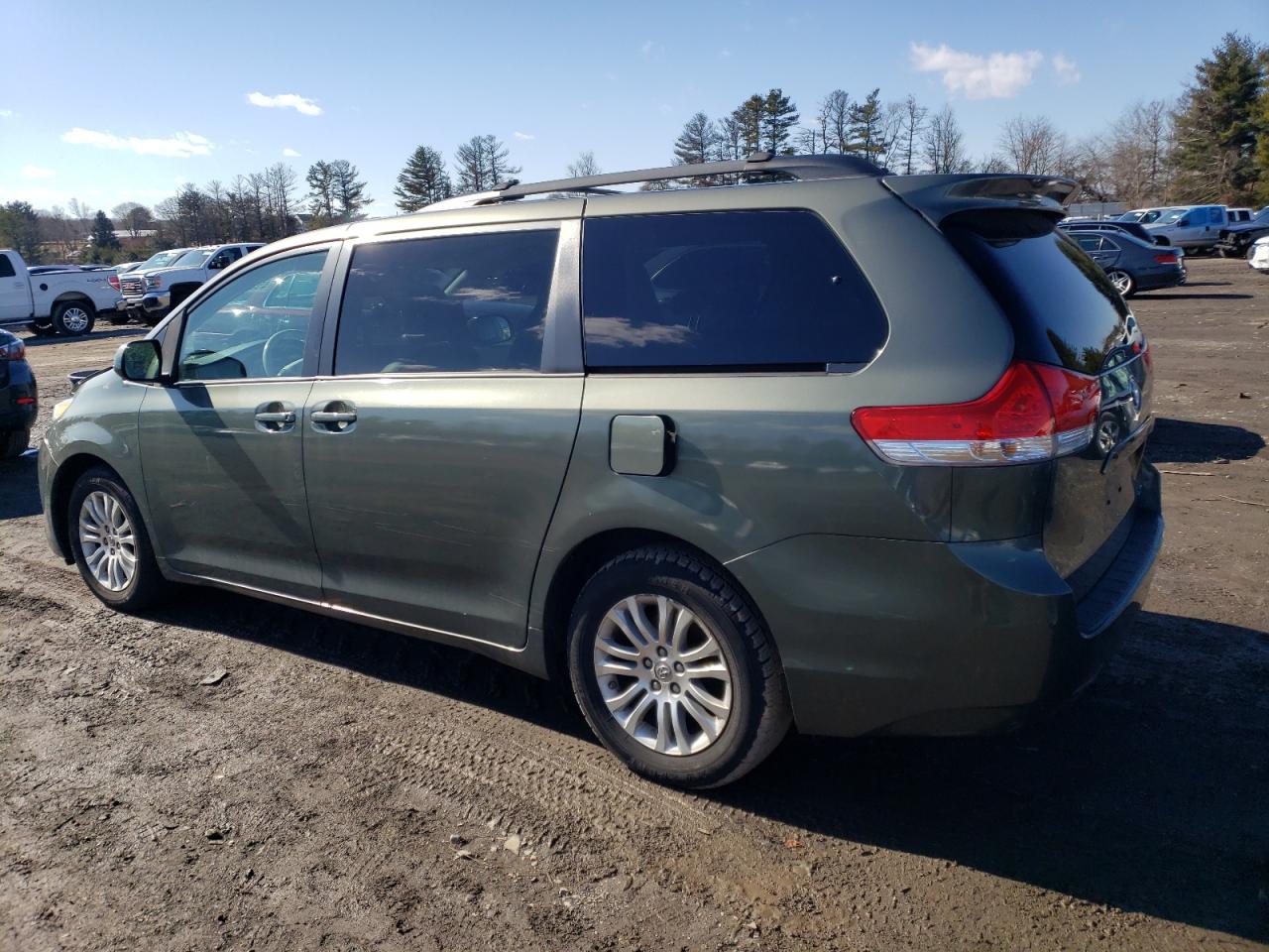 2012 Toyota Sienna - Image 2