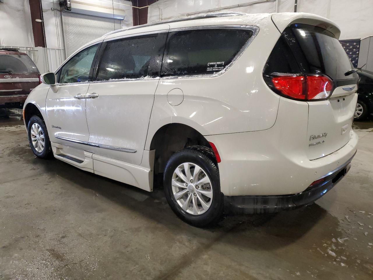 2019 Chrysler Pacifica - Image 2