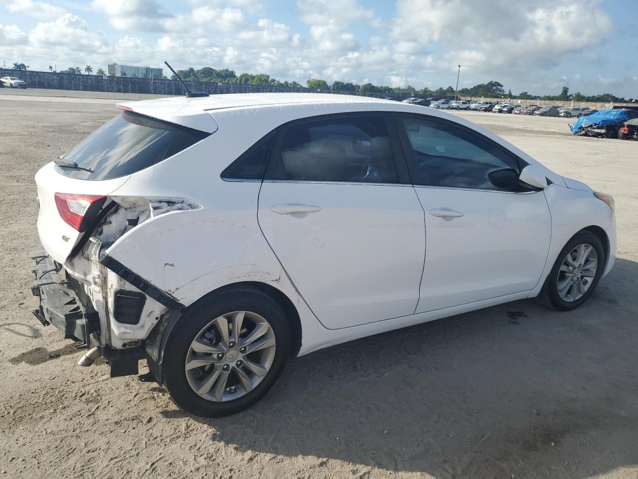 2015 Hyundai Elantra - Image 3