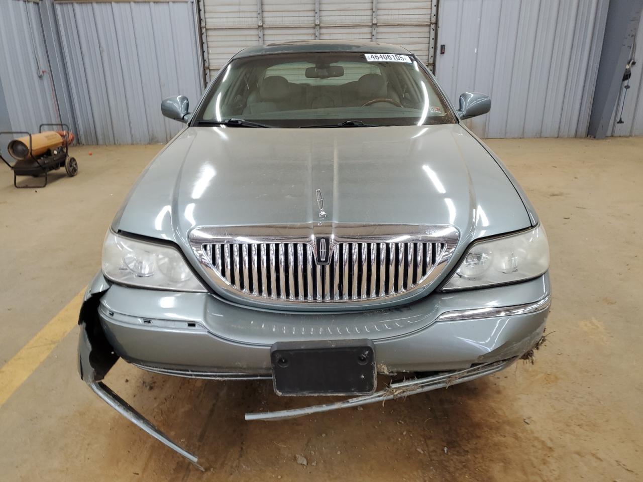 2006 Lincoln Town Car - Image 5