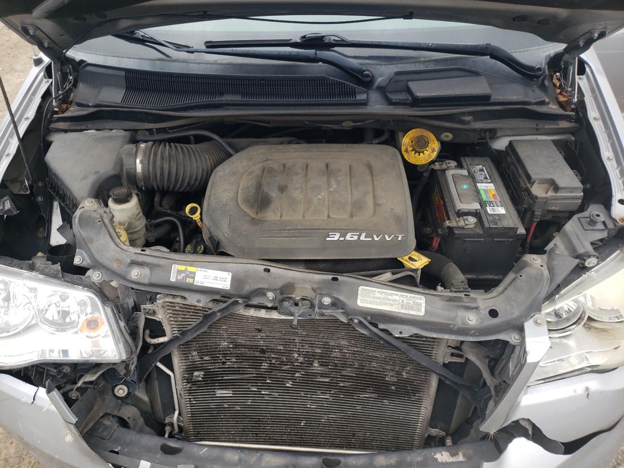 2014 Chrysler Town & Country - Image 12