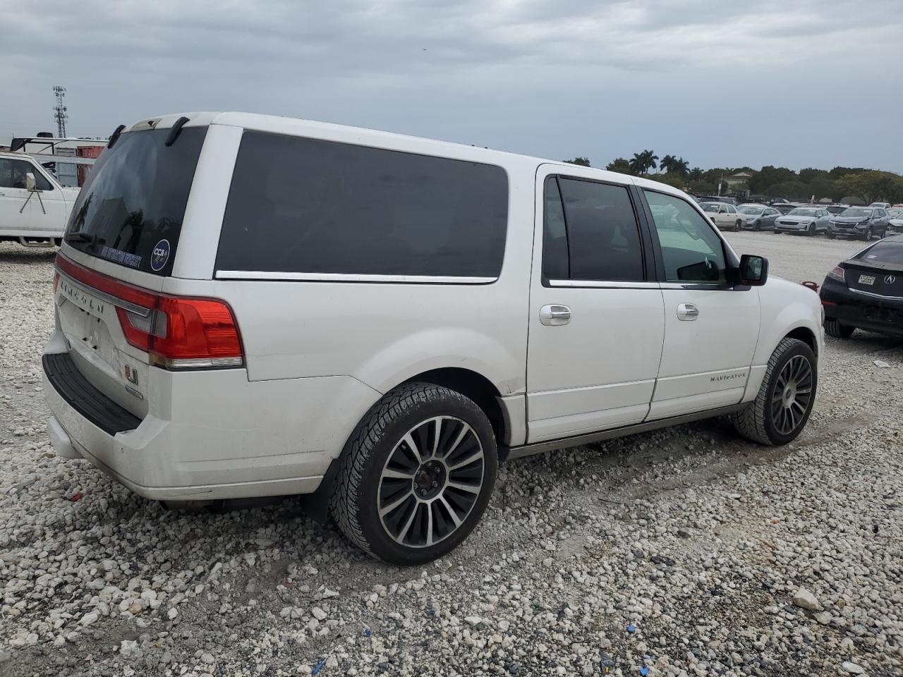 2015 Lincoln Navigator - Image 3