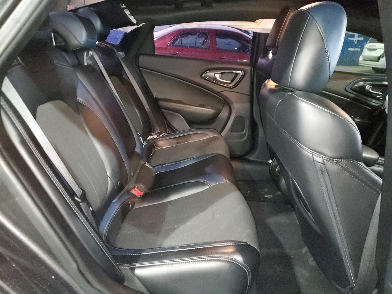 2016 Chrysler 200 - Image 10