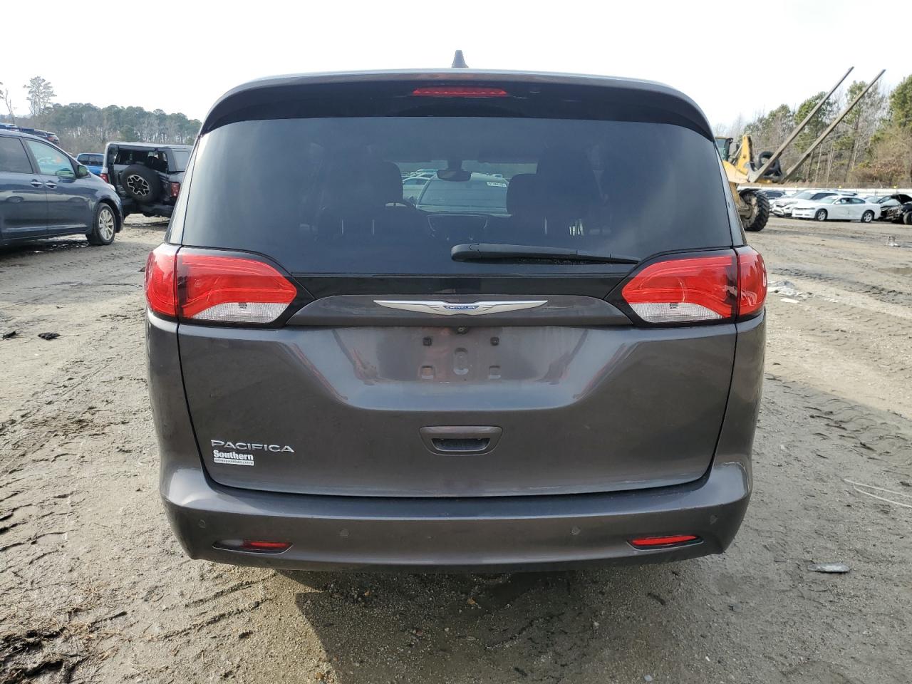 2017 Chrysler Pacifica - Image 6