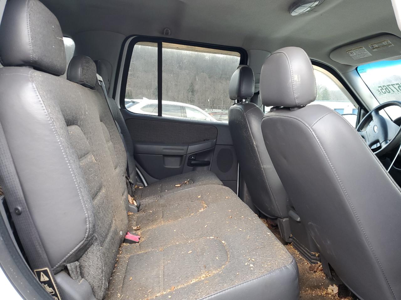 2003 Ford Explorer - Image 12