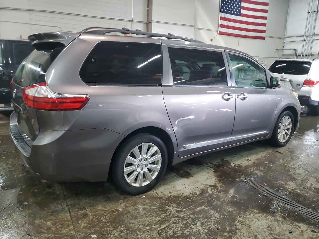 2017 Toyota Sienna - Image 3