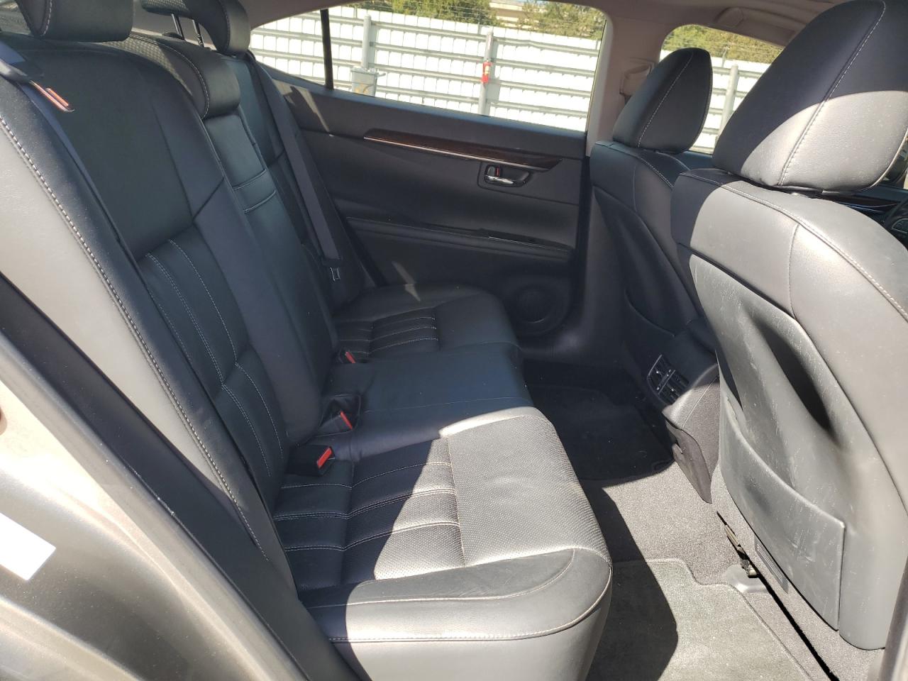 2016 Lexus ES - Image 10
