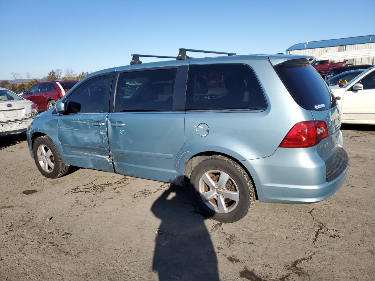 2010 Volkswagen Routan - Image 2