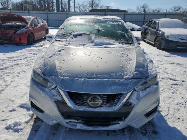  NISSAN VERSA 2021 Srebrny