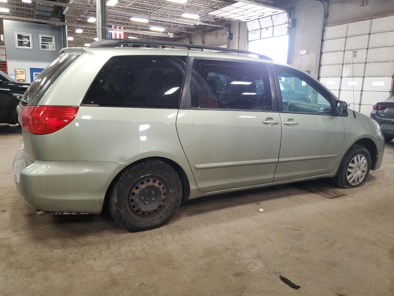 2010 Toyota Sienna - Image 3