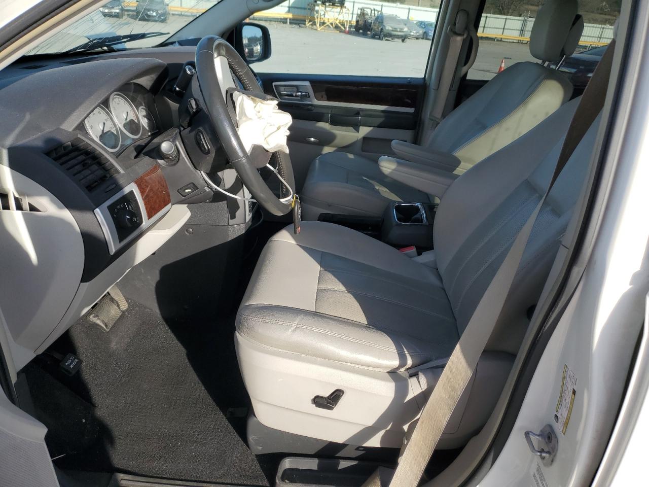 2010 Chrysler Town & Country - Image 7