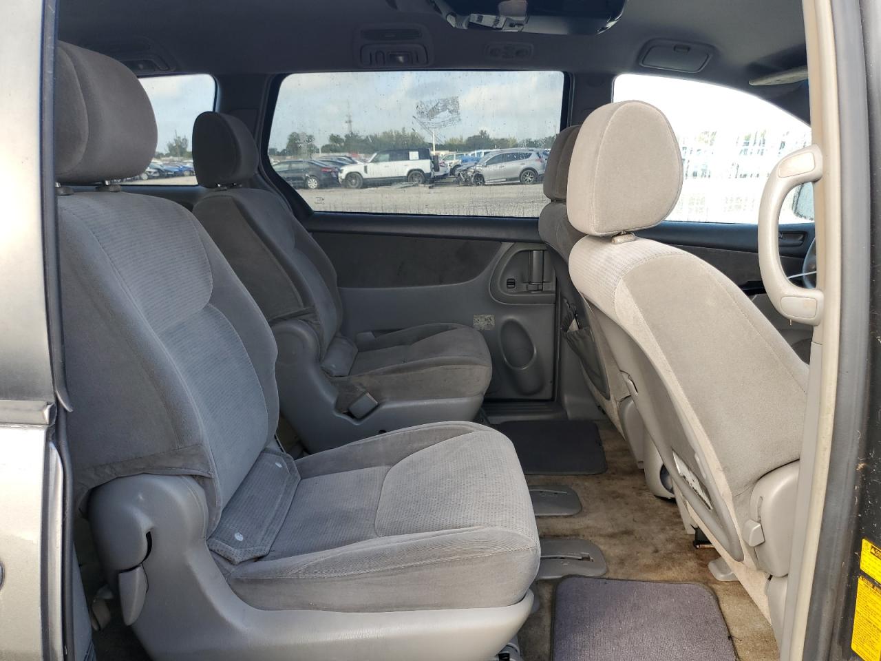 2005 Toyota Sienna - Image 11