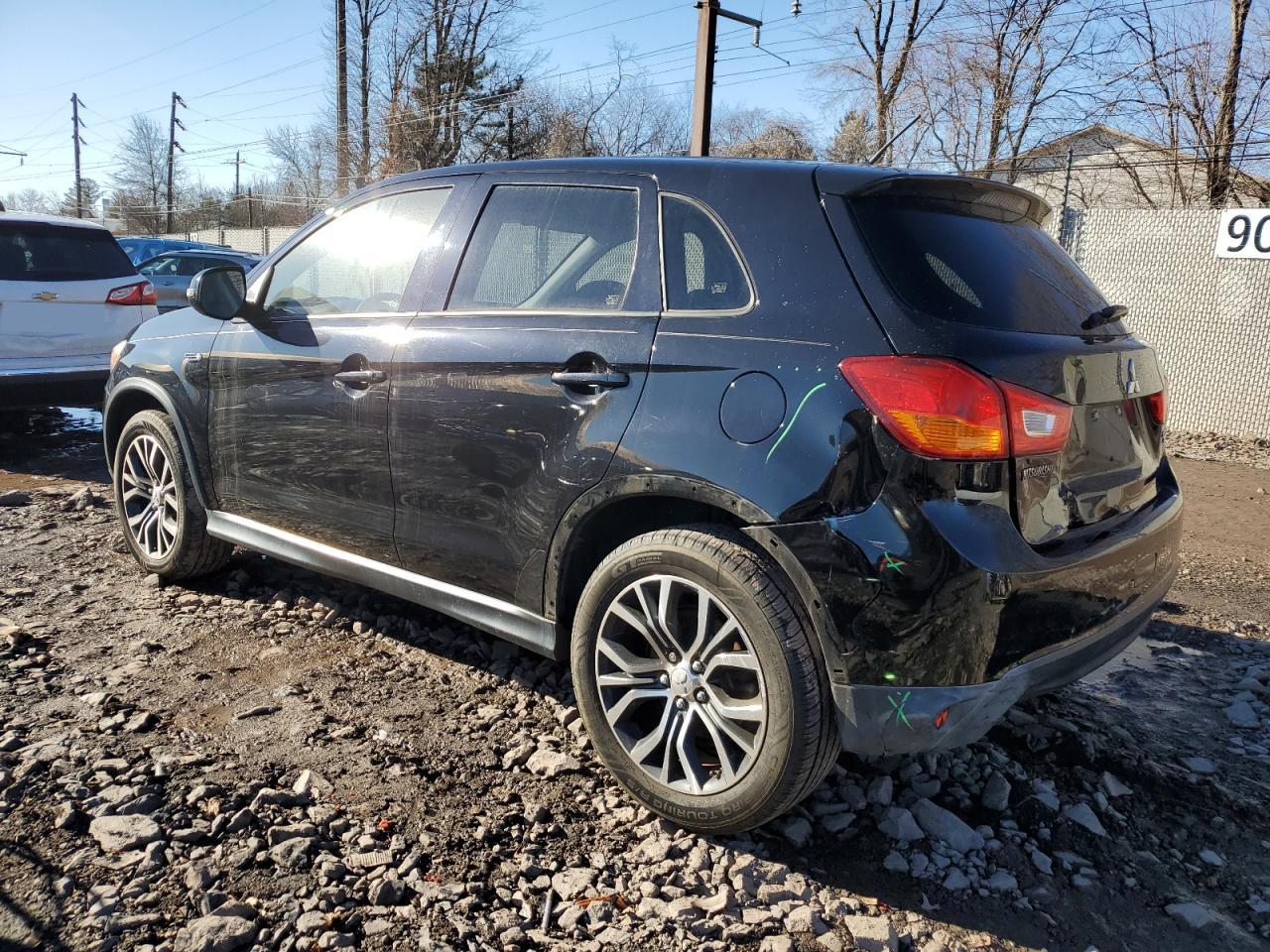 2016 Mitsubishi Outlander - Image 2