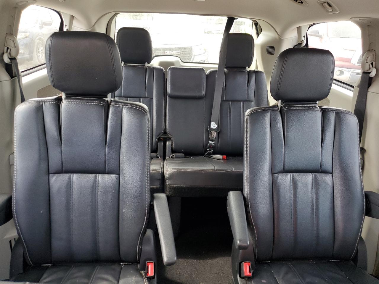 2014 Chrysler Town & Country - Image 10