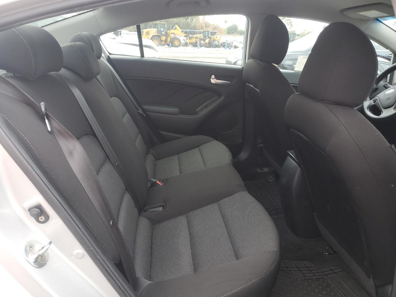 2017 Kia Forte - Image 10