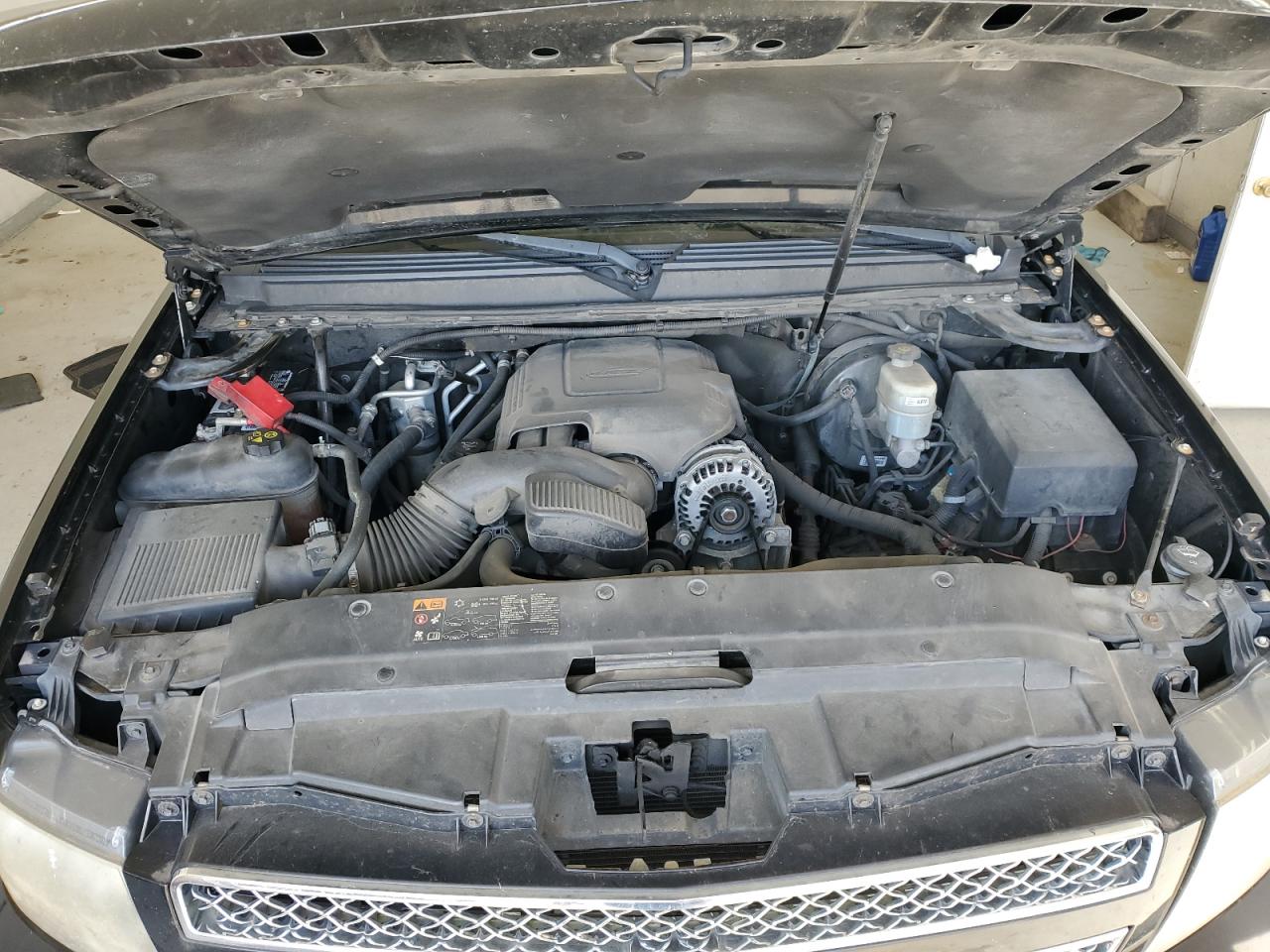 2011 Chevrolet Suburban - Image 12