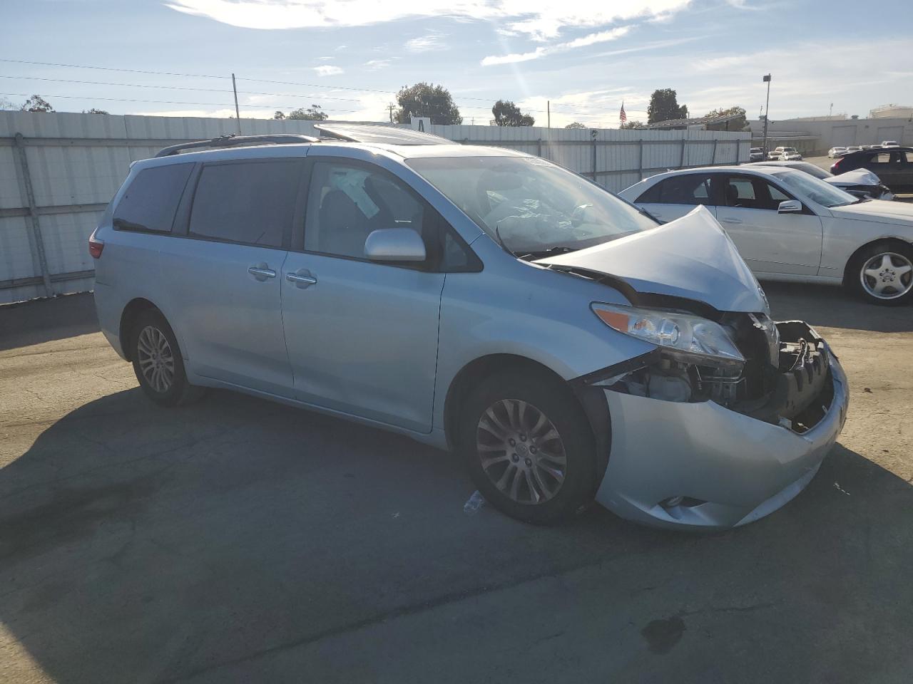 2015 Toyota Sienna - Image 4