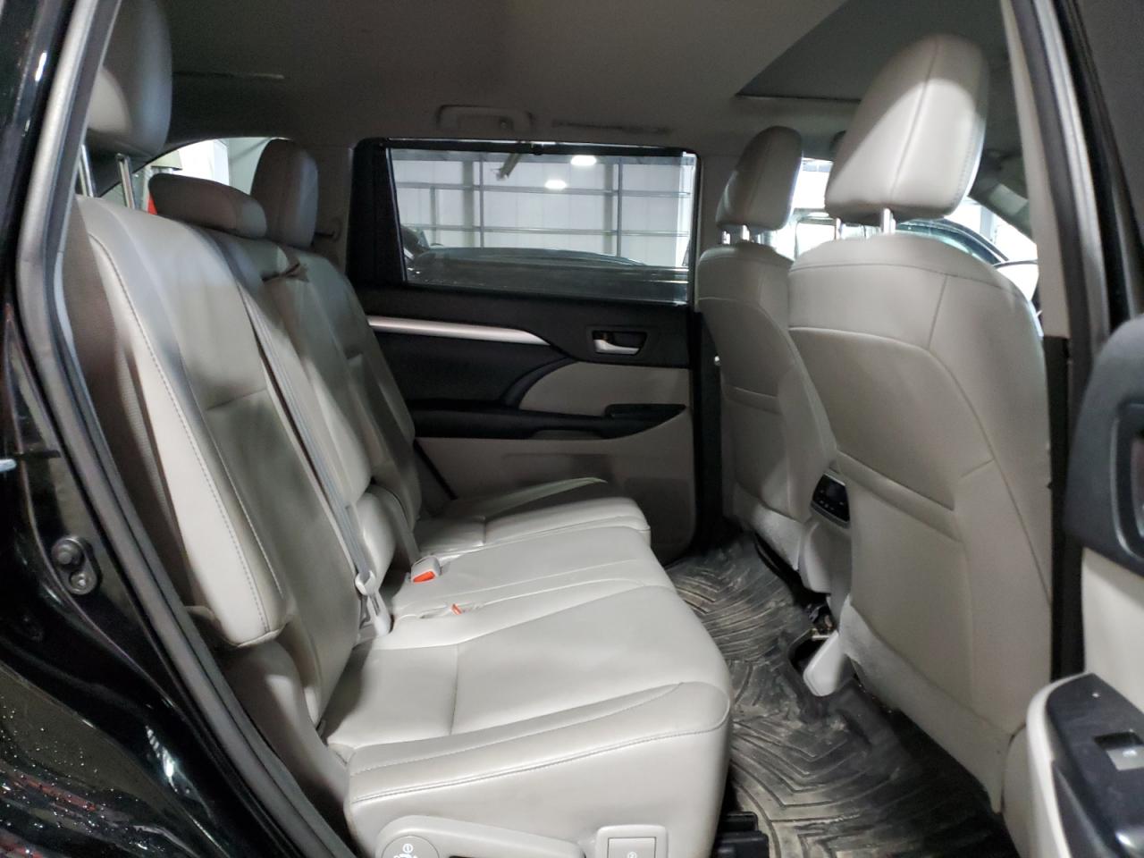 2017 Toyota Highlander - Image 12