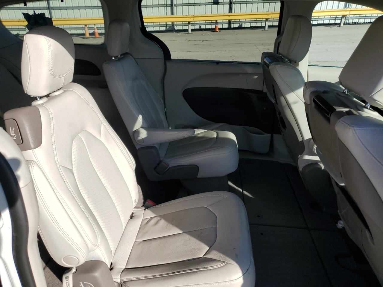 2020 Chrysler Pacifica - Image 11