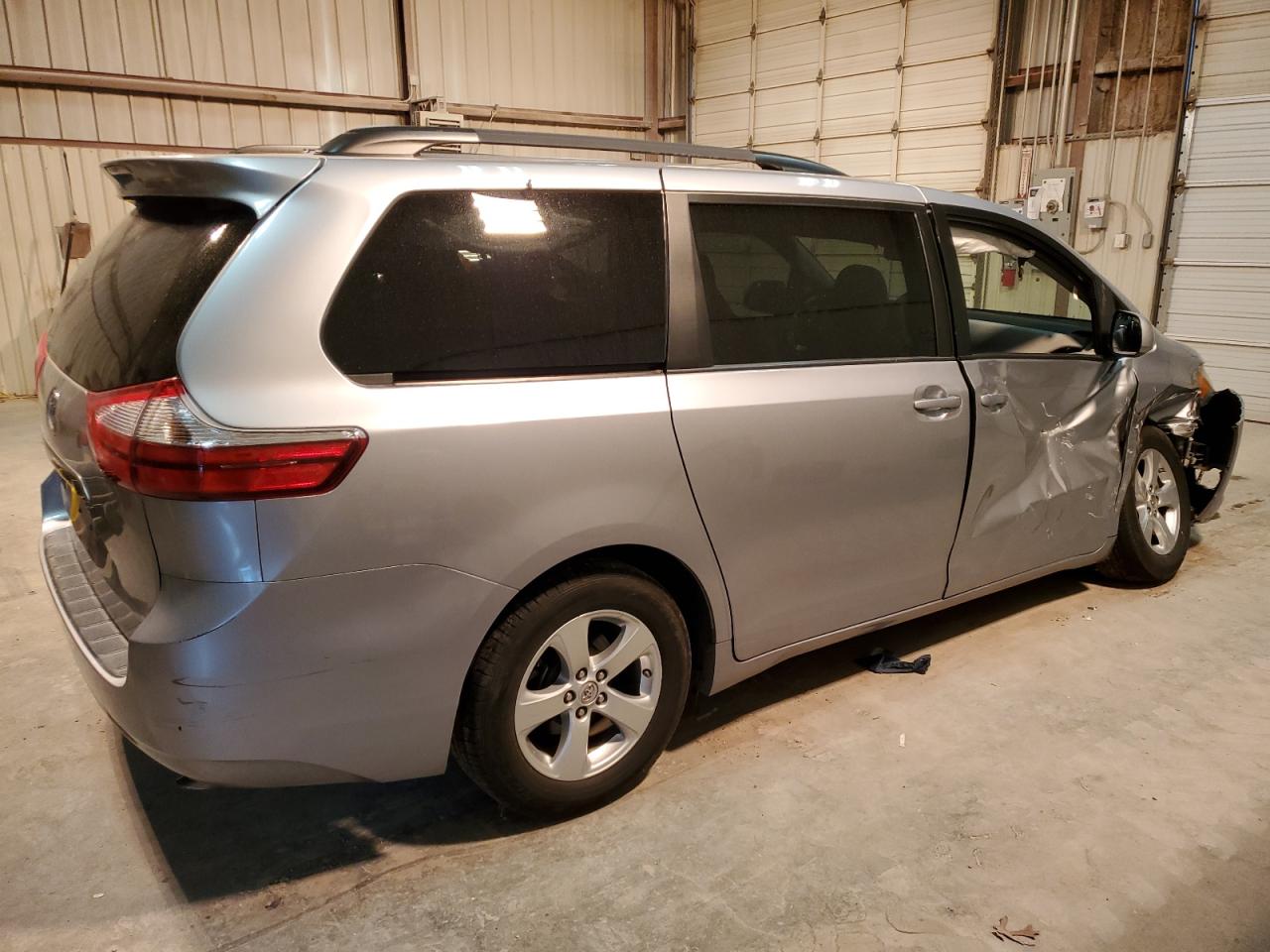 2016 Toyota Sienna - Image 3