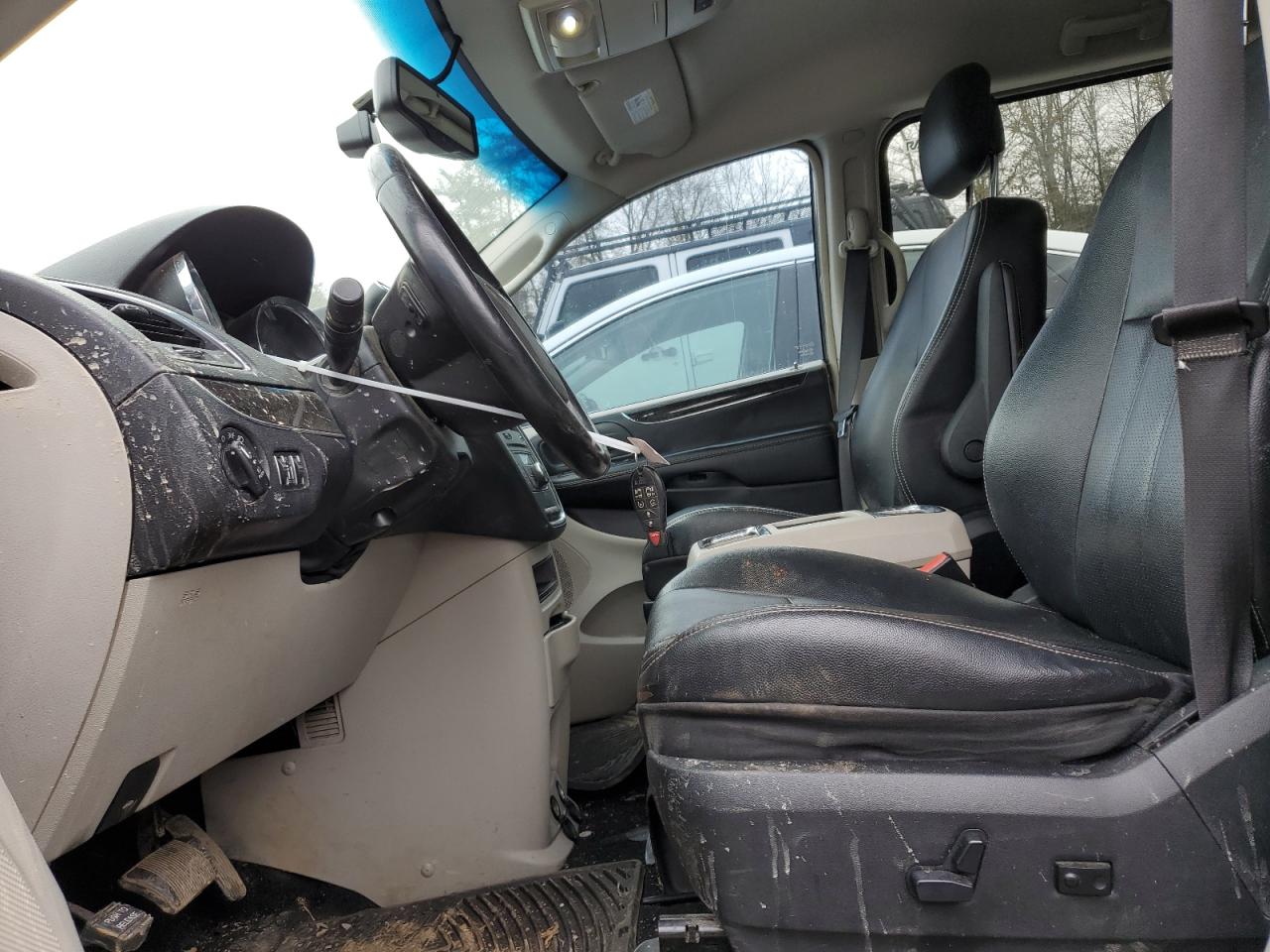 2015 Chrysler Town & Country - Image 7