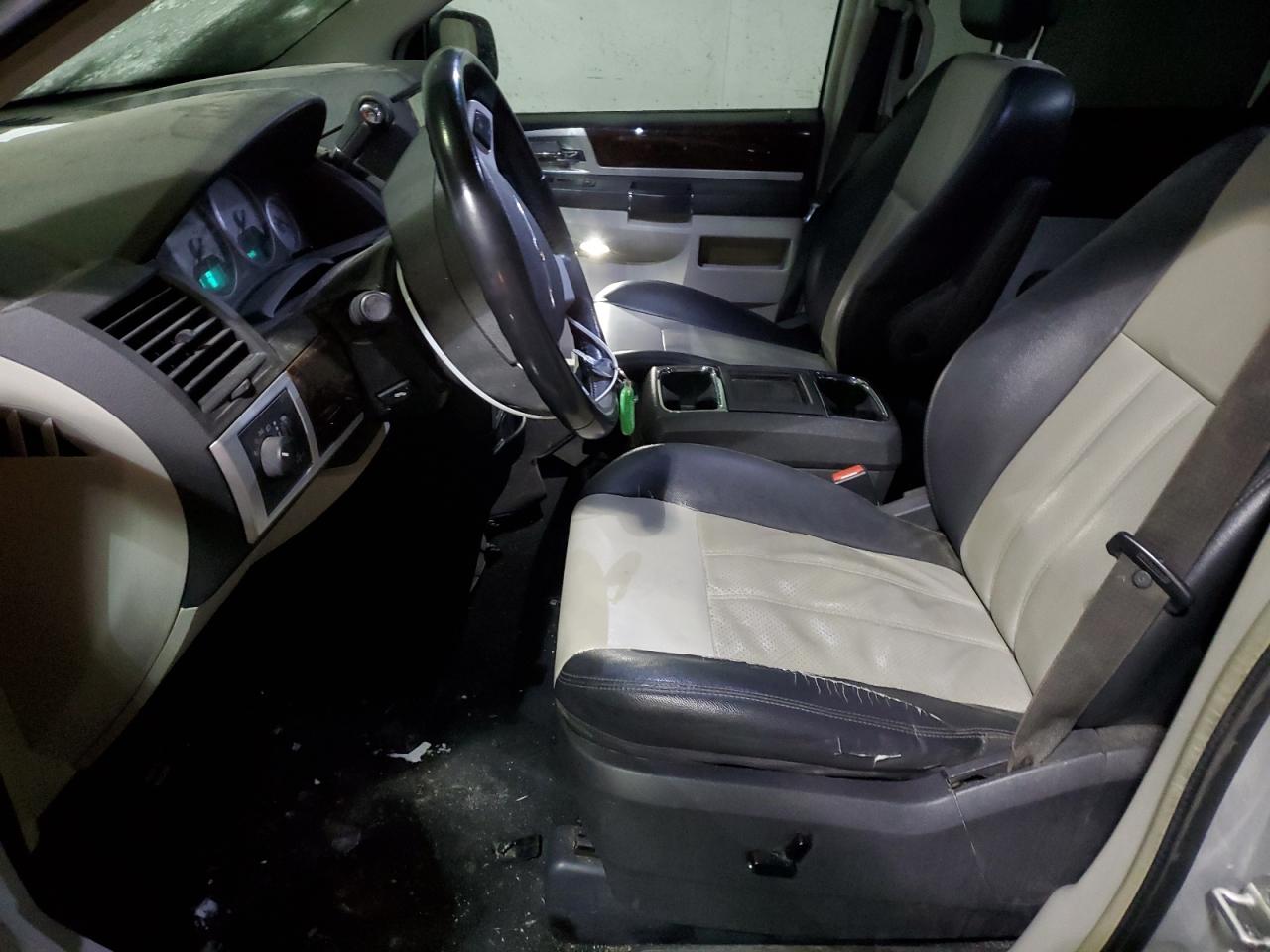 2010 Chrysler Town & Country - Image 7