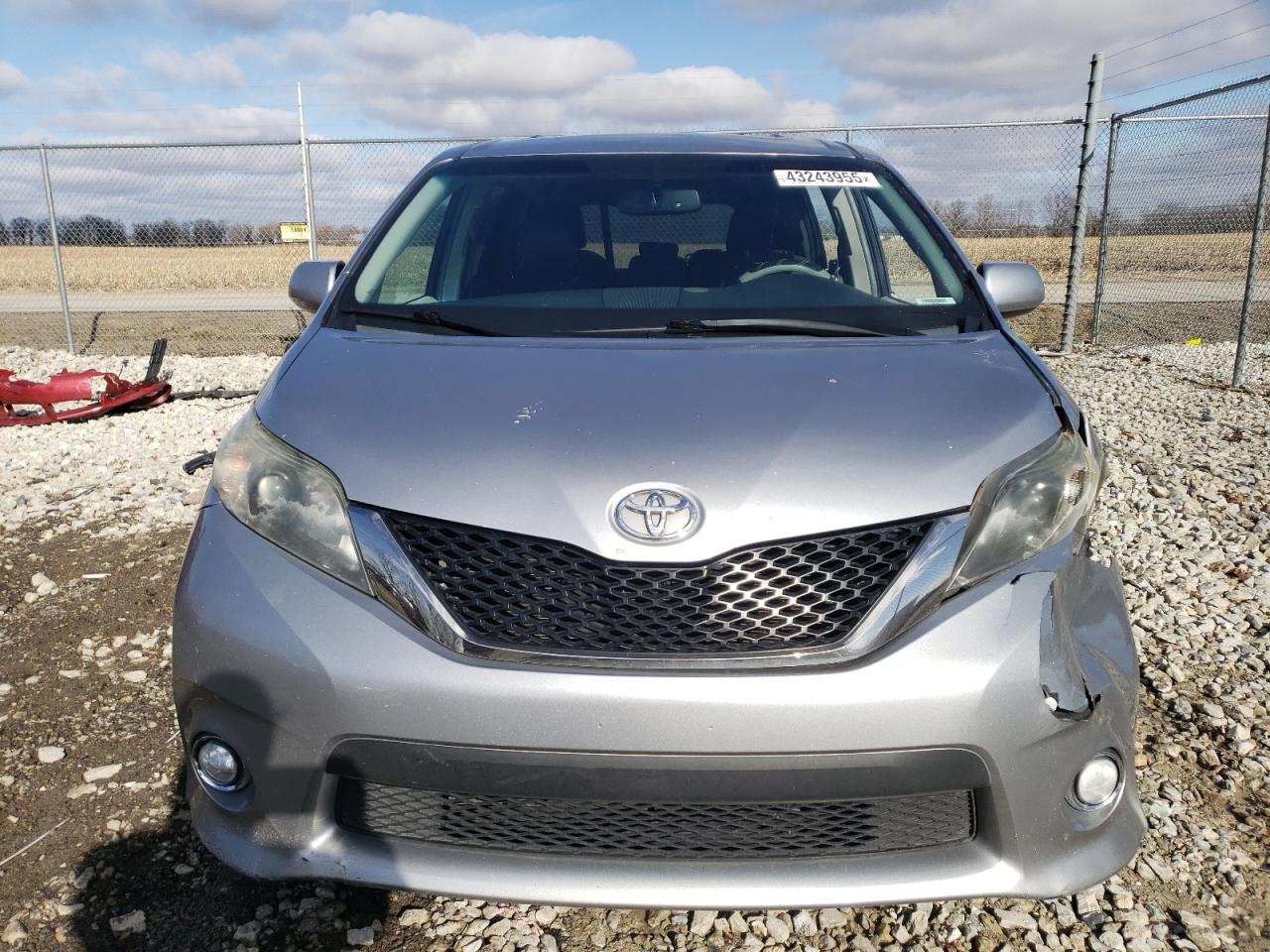 2012 Toyota Sienna - Image 5