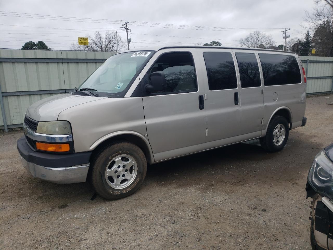 2005 Chevrolet Express - Image 1