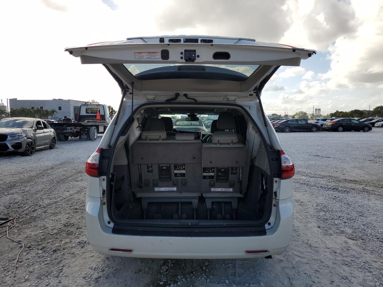 2017 Toyota Sienna - Image 6