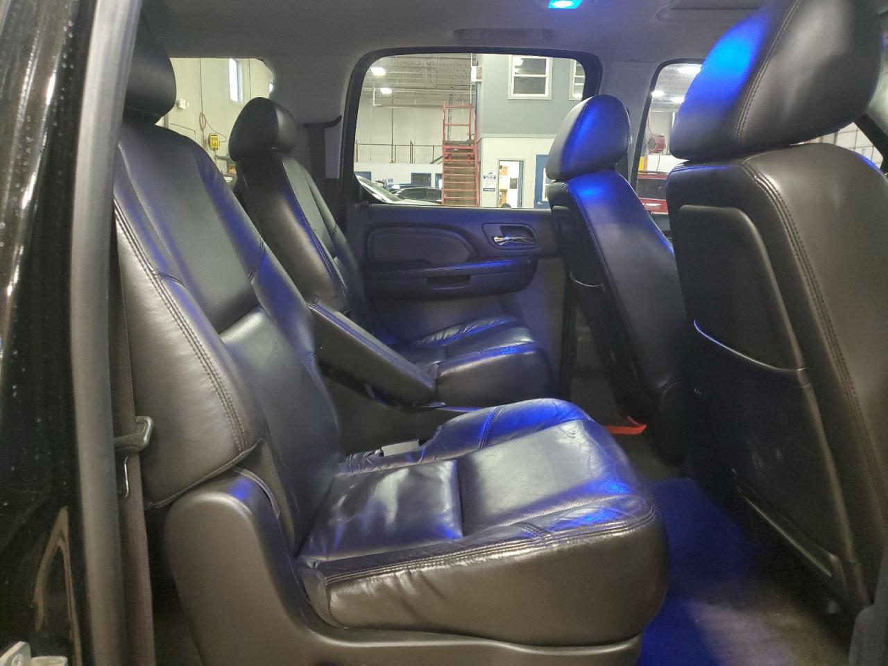 2010 Cadillac Escalade - Image 11