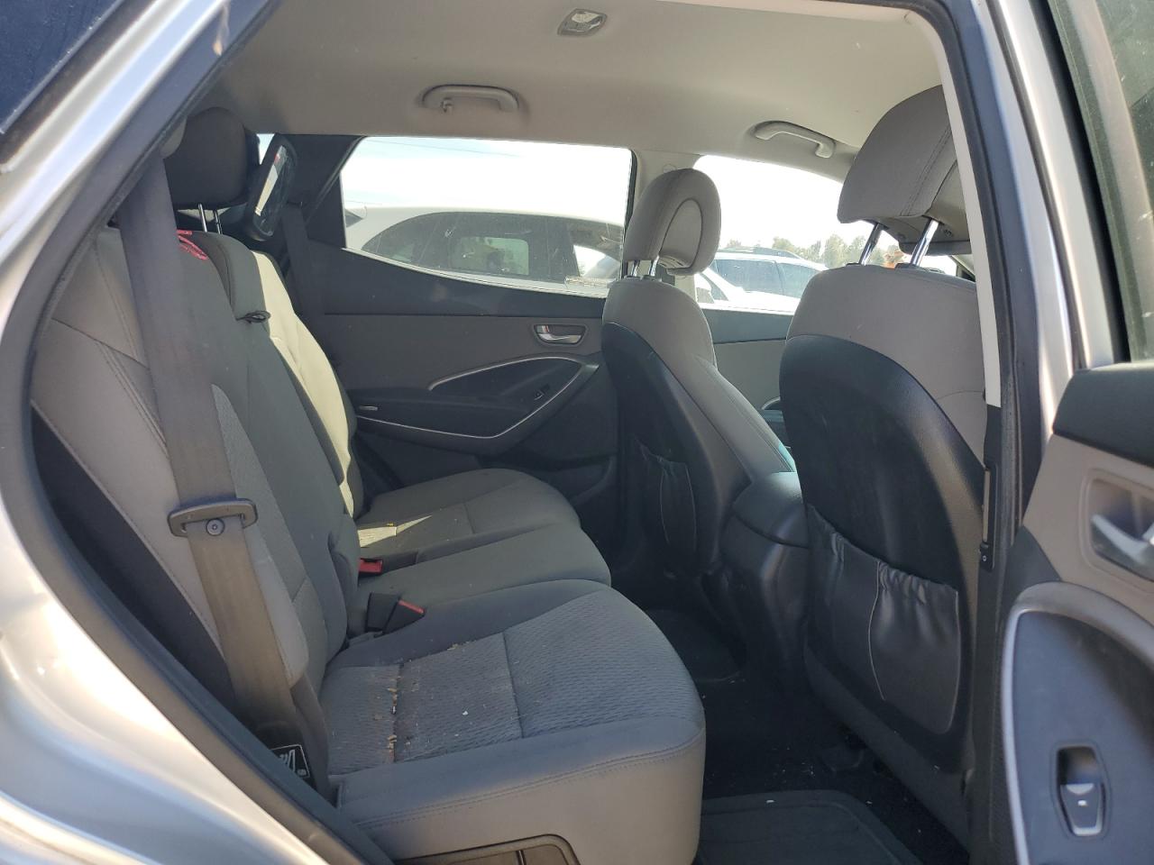 2016 Hyundai Santa Fe - Image 11