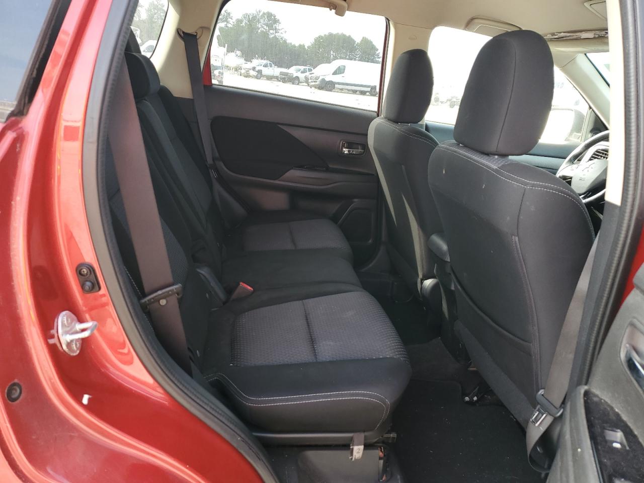 2016 Mitsubishi Outlander - Image 11