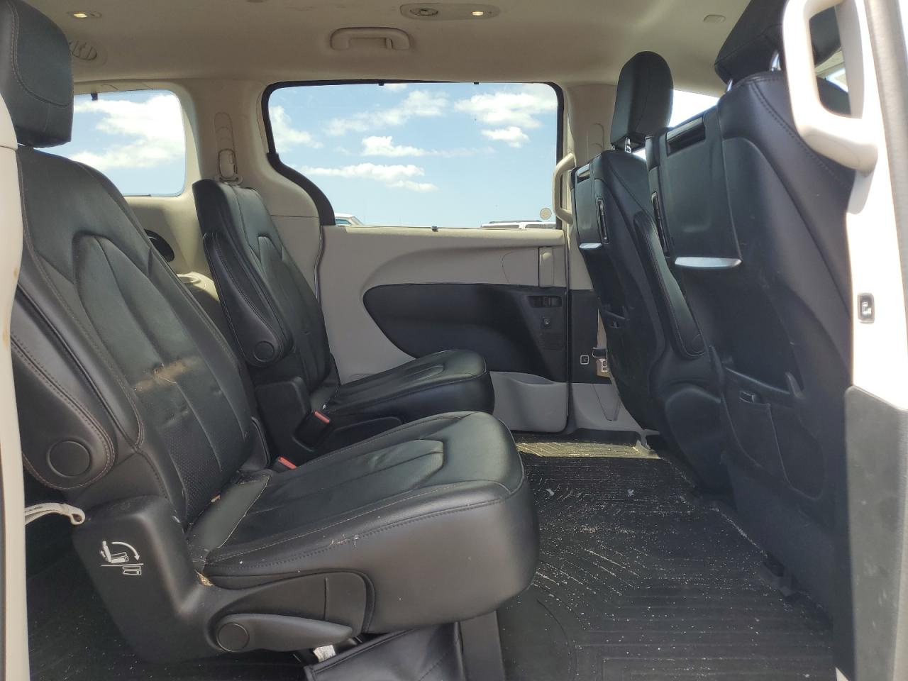 2017 Chrysler Pacifica - Image 11