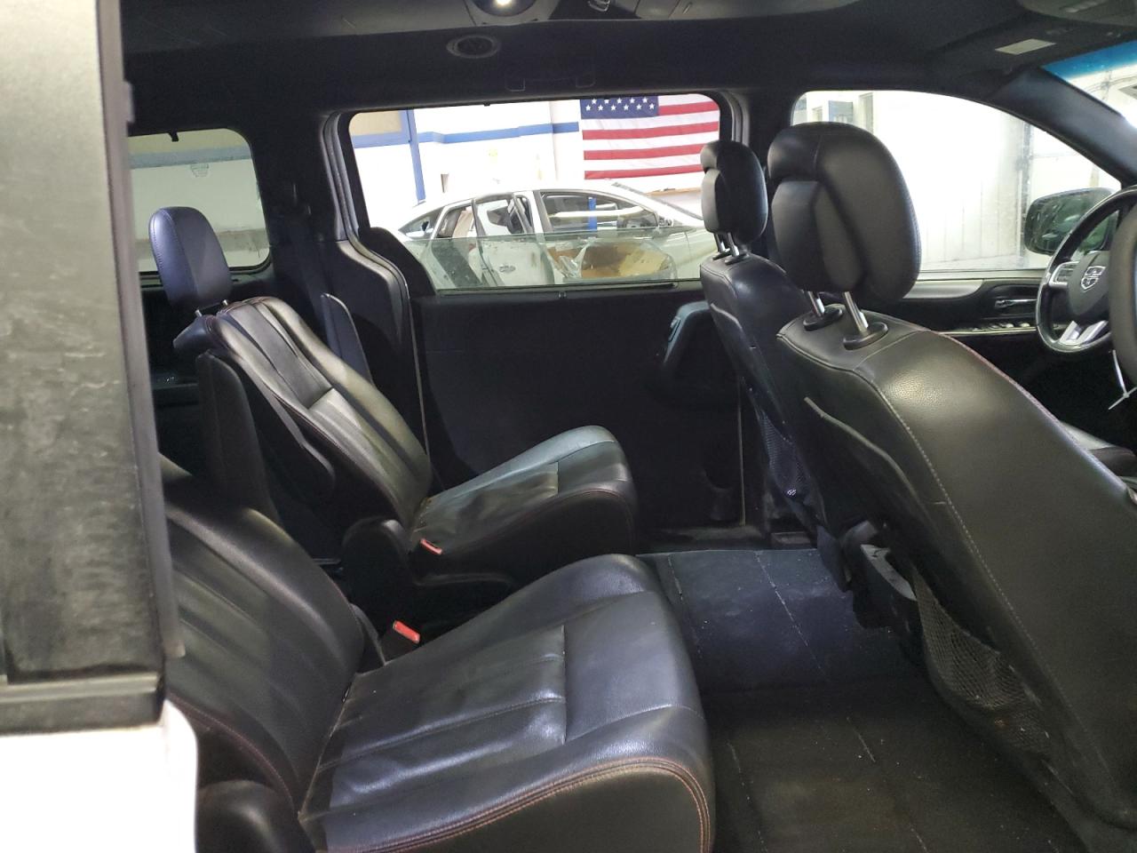 2017 Dodge Caravan - Image 11