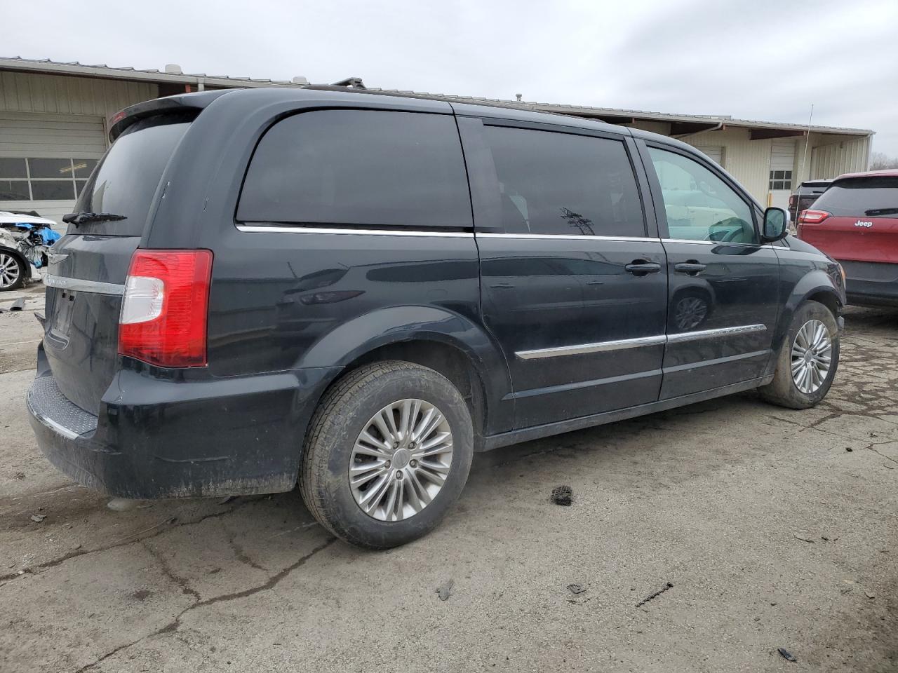 2015 Chrysler Town & Country - Image 3