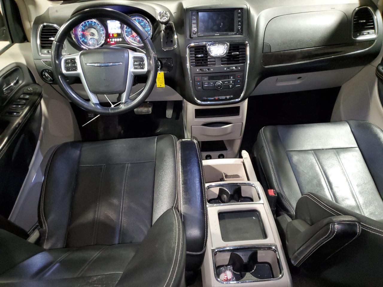 2013 Chrysler Town & Country - Image 8