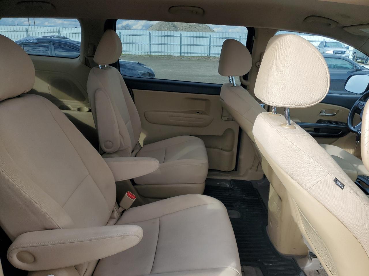 2015 Kia Sedona - Image 11
