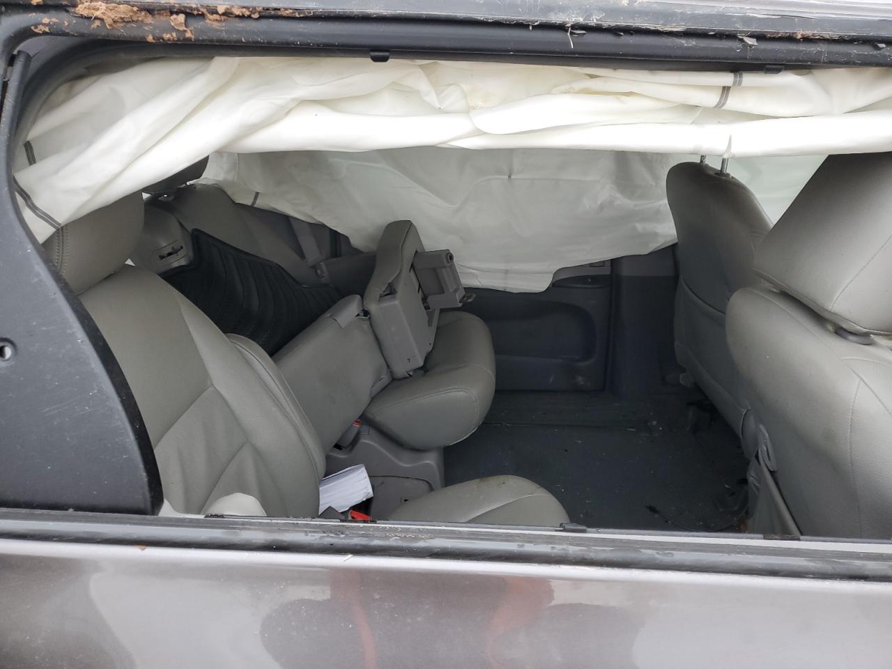 2017 Toyota Sienna - Image 11