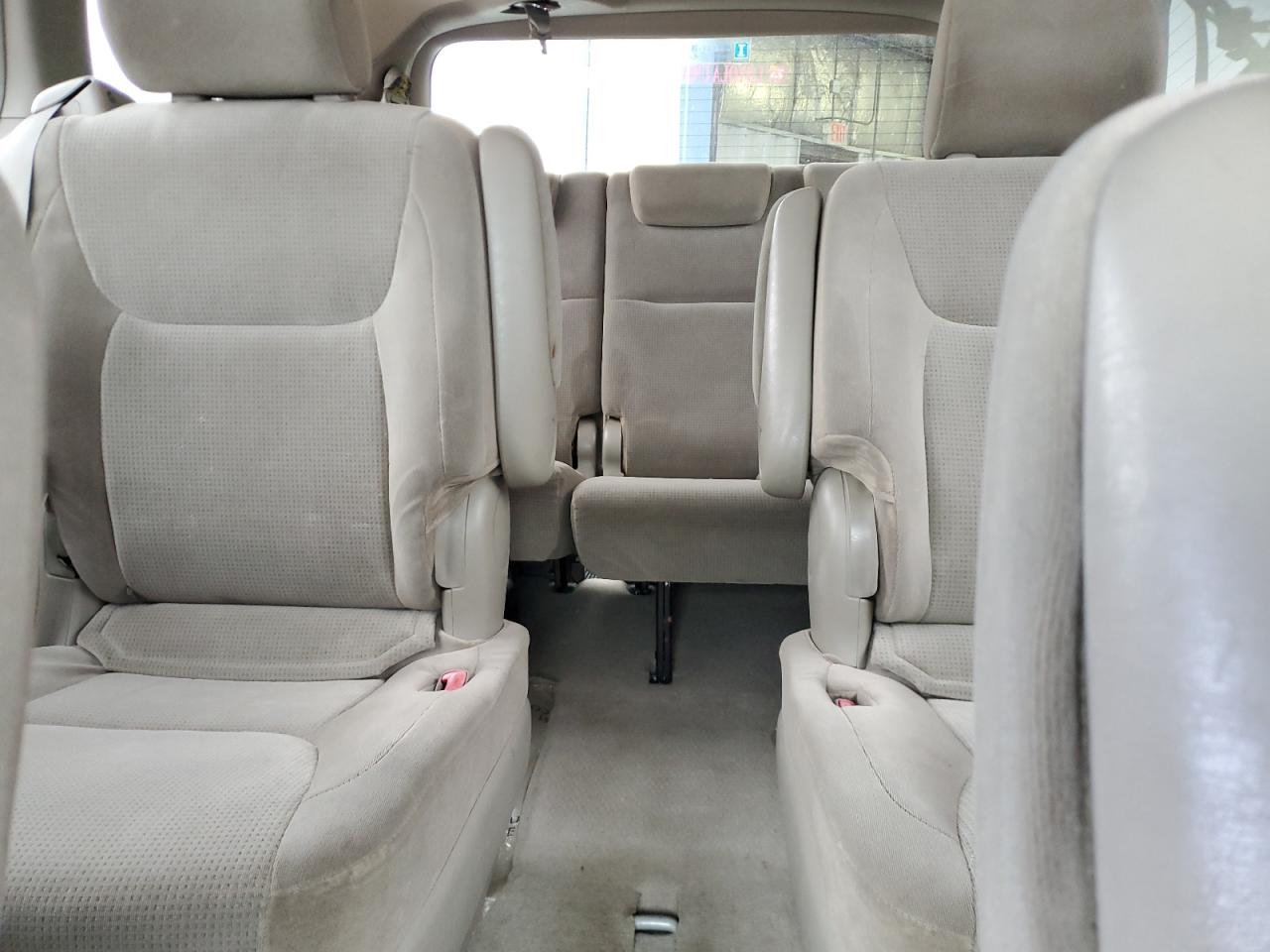 2004 Toyota Sienna - Image 10