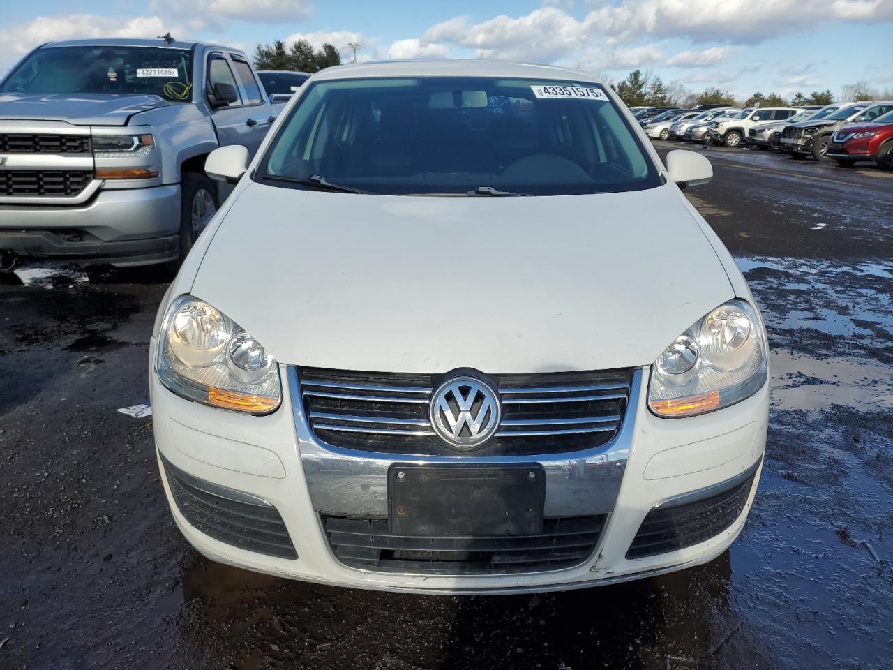 2010 Volkswagen Jetta - Image 5