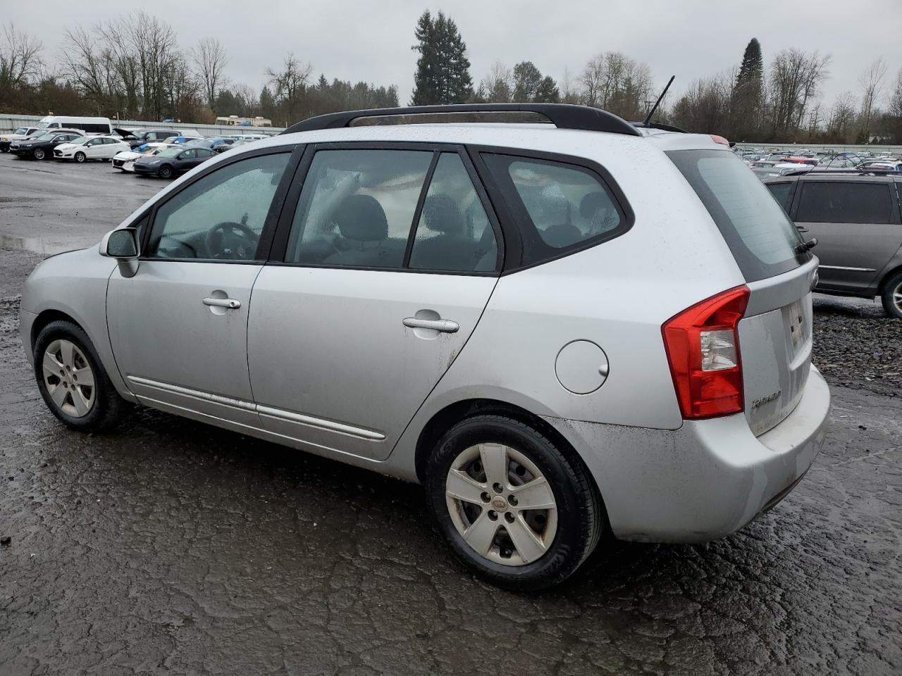 2009 Kia Rondo - Image 2